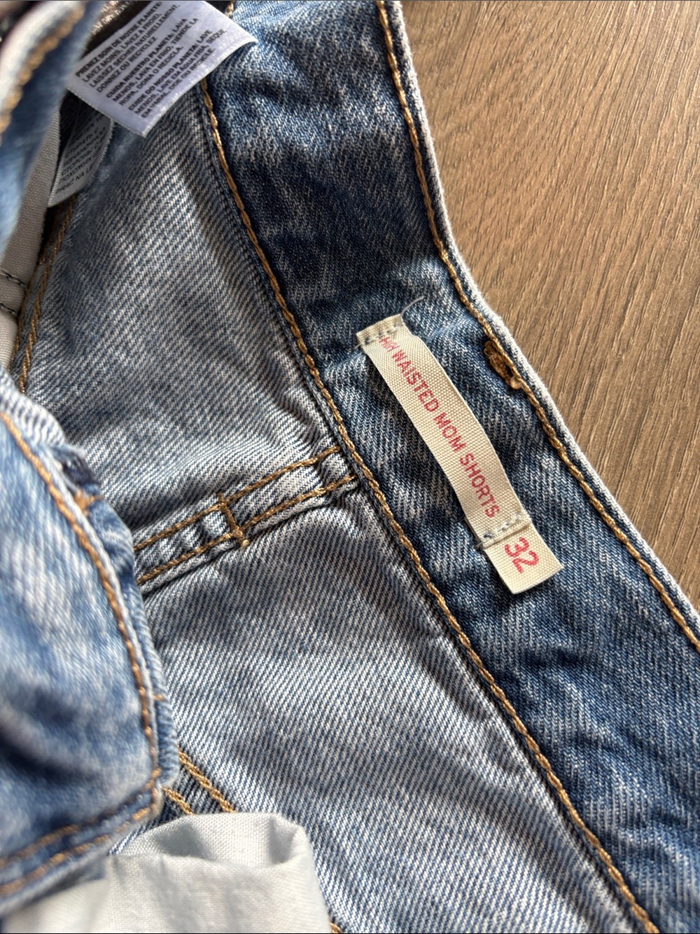 Levi’s Denim High Waited Mom Shorts Size 32 - Picture 3 of 3